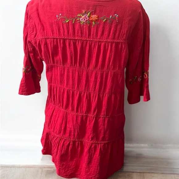 Red Smocked Embellished Blouse Made of 100% Cotton - Picture 4 of 7
